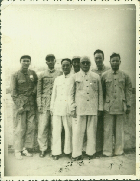 1952年5月陈毅与首任校长陈云閣在镇江金山合影