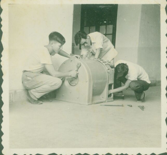 1959年上半年，首届数理(1)班部分学生在刘昌年老师指导下，为学校风力发电站改装直流发电机