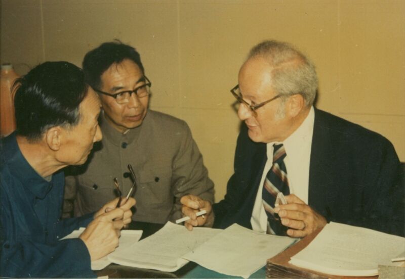 1982年4月美国威斯康星—密尔瓦基工学院兰迪斯院长访问镇江农机学院，两校签订友好交流协议，并作学术报告